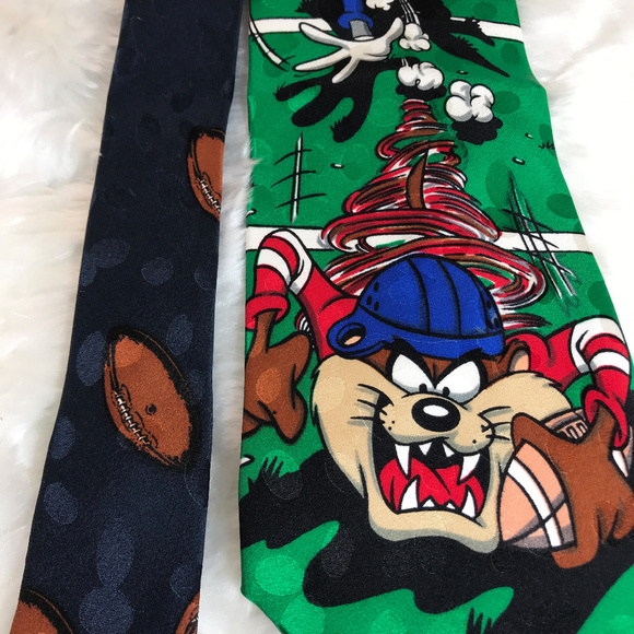 Warner Bros. Other - Vintage Looney Tunes 100% silk Tie Football Bugs